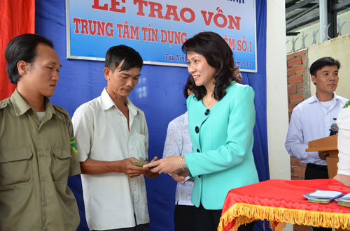 Bà Nguyễn Thị Thu, Chủ tịch LĐLĐ TP HCM, trao vốn cho bà con nghèo tại tỉnh Tây Ninh