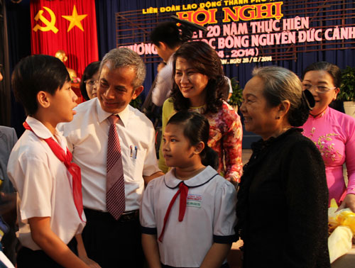 Ông Đặng Ngọc Tùng - Ủy viên Trung ương Đảng, Chủ tịch Tổng LĐLĐ Việt Nam - thăm hỏi con CNVC-LĐ được nhận học bổng Nguyễn Đức Cảnh qua các năm