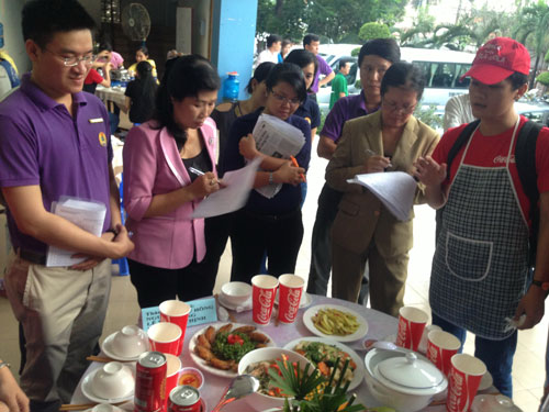 Công nhân dự hội thi nấu ăn do Công đoàn Công ty TNHH Coca-Cola Việt Nam tổ chức. Ảnh: HỒNG ĐÀO