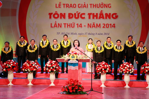 Bà Nguyễn Thị Thu Hà, Phó Bí thư Thành ủy TP HCM, vinh danh những công nhân ưu tú được trao Giải thưởng Tôn Đức Thắng Ảnh: HOÀNG TRIỀU