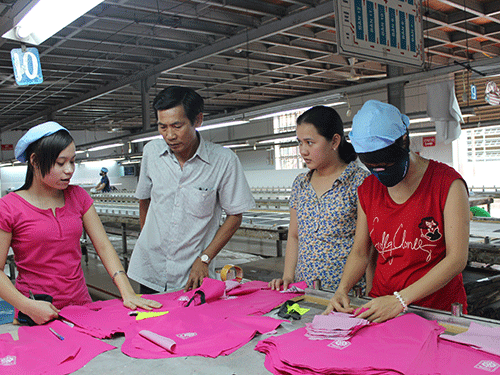 Gần gũi và cùng chia ngọt sẻ bùi với công nhân, anh Trần Minh Hùng, Chủ tịch Công đoàn Công ty  Tân Hùng Ngọc, được tập thể tin cậy