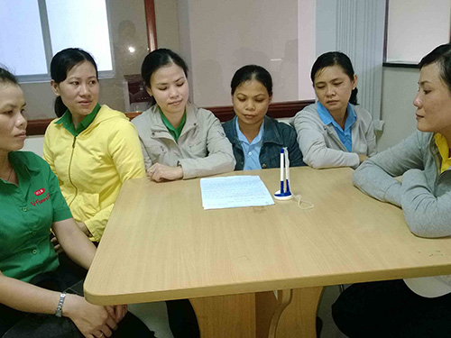 Công nhân Công ty TNHH V-Flame & Glanz trình bày bức xúc với phóng viên Báo Người Lao Động