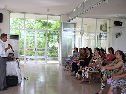 Bác sĩ Nguyễn Ngọc Thông đang tư vấn sức khỏe sinh sản cho công nhân KCN Hiệp Phước, huyện Nhà Bè, TP HCM