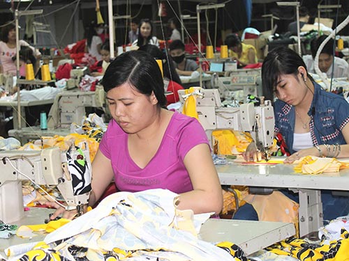 Cơ chế tiền lương, đãi ngộ hợp lý của doanh nghiệp giúp CN Công ty May Việt Sang an tâm gắn bó lâu dài Ảnh: THANH NGA
