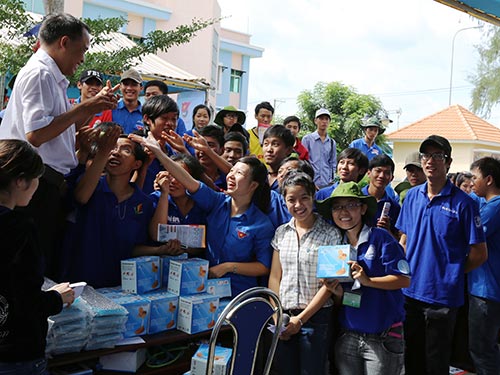 Nếu năng động và tự tin, các bạn trẻ sẽ tìm được việc làm ở doanh nghiệp lớn
(Ảnh chụp tại Ngày hội Hướng nghiệp, Việc làm do Thành đoàn TP HCM tổ chức) Nếu năng động và tự tin, các bạn trẻ sẽ tìm được việc làm ở doanh nghiệp lớn
(Ảnh chụp tại Ngày hội Hướng nghiệp, Việc làm do Thành đoàn TP HCM tổ chức)