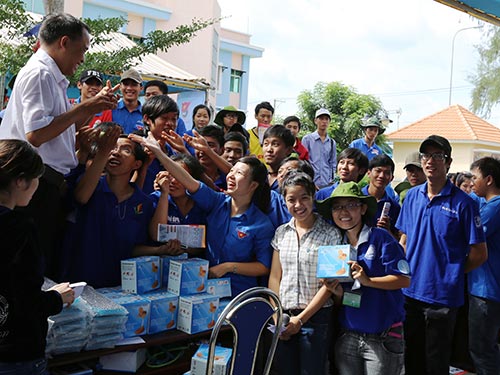 Nếu năng động và tự tin, các bạn trẻ sẽ tìm được việc làm ở doanh nghiệp lớn 
(Ảnh chụp tại Ngày hội Hướng nghiệp, Việc làm do Thành đoàn TP HCM tổ chức)