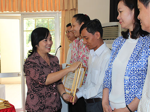 Bà Trần Kim Yến, Phó Ban Dân vận Thành ủy TP HCM, tặng bằng khen cho các đơn vị làm tốt việc chăm lo Tết cho CNVC-LĐ Ảnh: Thanh Nga