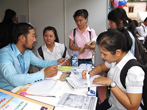 Lao động trẻ ứng tuyển tại Ngày hội Việc làm do Thành đoàn TP tổ chức