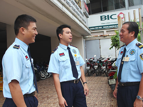 Anh Trần Châu Giang (bìa phải) trao đổi về tình hình đời sống, việc làm với đồng nghiệp