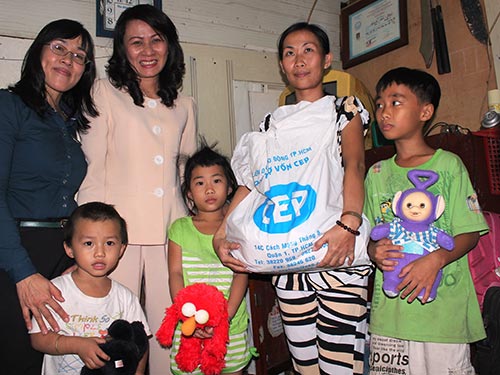 Bà Nguyễn Thị Thu, Chủ tịch LĐLĐ TP (thứ hai từ trái sang), trao quà Tết cho thành viên nghèo của Quỹ CEP