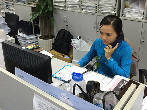 Chị Nguyễn Ngô Quỳnh Như, Công ty TNHH MTV Dịch vụ Lữ hành Saigontourist, tư vấn cho khách hàng qua điện thoại