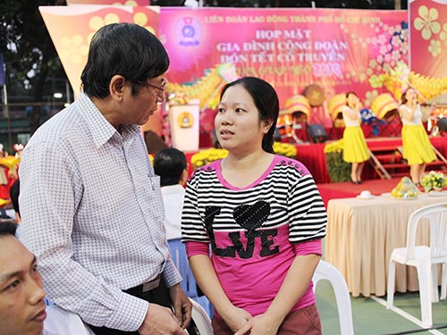 Ông Trần Thanh Hải, Phó Chủ tịch Thường trực Tổng LĐLĐ Việt Nam, thăm hỏi đại diện một gia đình công nhân tại buổi họp mặt Ảnh: HỒNG ĐÀO