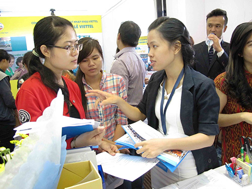 Nhà tuyển dụng tư vấn cho ứng viên tại sự kiện việc làm do VietnamWorks tổ chức
