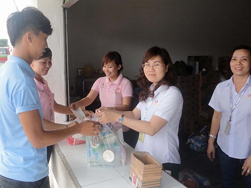 Công nhân mua nhu yếu phẩm tại “Cửa hàng Công đoàn” của Công ty Việt Nam Samho