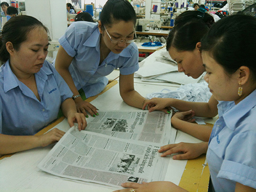 Công nhân Công ty Ampfield (KCN Tân Bình) đọc Báo Người Lao Động để tìm hiểu tình hình biển Đông
Ảnh: THANH NGA