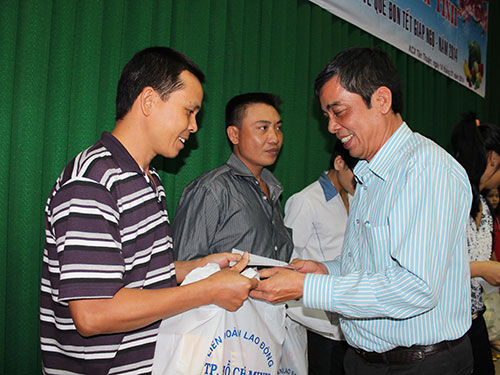 Ông Nguyễn Văn Khải, Phó Chủ tịch Thường trực LĐLĐ TP HCM, tặng quà động viên công nhân có hoàn cảnh khó khăn
