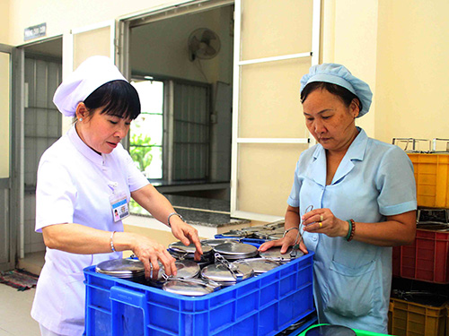 Chị Hoàng Thị Quý (bìa trái) kiểm tra các suất ăn của bệnh nhân