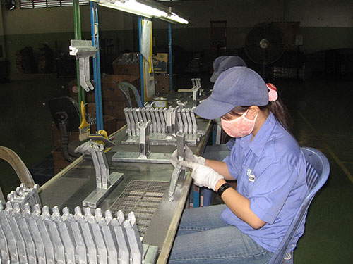 Công nhân Công ty Fuji Impulse Việt Nam (KCX Linh Trung) chấp hành nghiêm quy định về bảo hộ lao động Ảnh: HỒNG ĐÀO