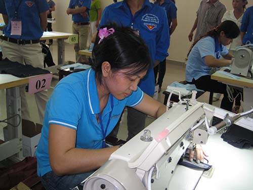 Công nhân tham gia hội thi “Bàn tay vàng ngành dệt may” do CĐ Tổng Công ty Dệt may Gia Định tổ chức