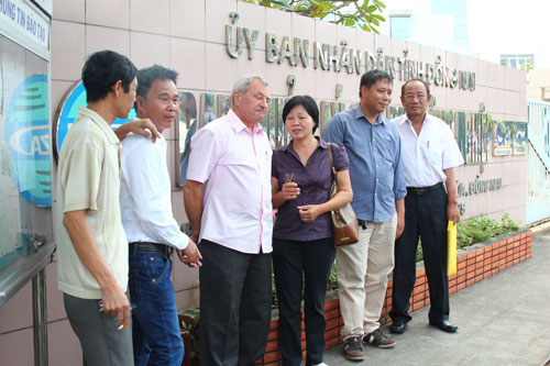 Đại diện người lao động và doanh nghiệp đi đòi quyền lợi tại trụ sở Ban Quản lý các KCN tỉnh Đồng Nai