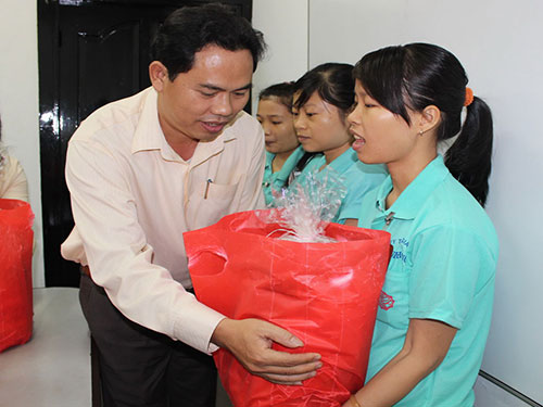 Ông Giang Văn Nam, Chủ tịch LĐLĐ quận Gò Vấp, trao quà cho nữ CN bị bệnh hiểm nghèo Ảnh: Thanh Nga