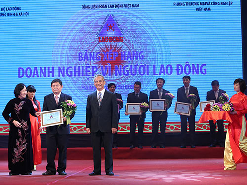 Ông Đặng Ngọc Tùng (bìa phải) trao chứng nhận cho doanh nghiệp được vinh danh