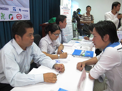 Ứng viên tìm việc tại sàn giao dịch việc làm các doanh nghiệp Nhật Bản