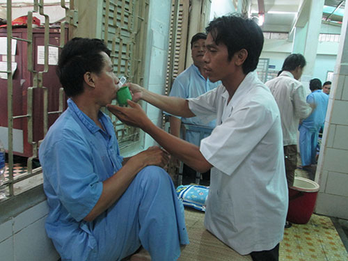 Điều dưỡng Nguyễn Văn Cư tận tình cho những bệnh nhân uống thuốc