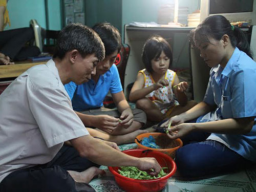 Cân đối chi tiêu là bài toán khó đối với nhiều gia đình công nhân Ảnh: HỒNG ĐÀO