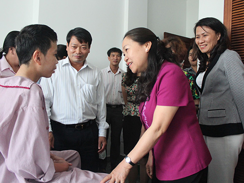 Phó Chủ tịch Tổng LĐLĐ Việt Nam Nguyễn Thị Thu Hồng (thứ hai từ phải sang) thăm hỏi cháu Duy Anh tại Bệnh viện Tim Tâm Đức