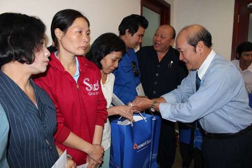 Ông Nguyễn Thanh Hùng, Phó Bí thư Thường trực Đảng ủy Ngân hàng Đông Á, trao quà cho công nhân khó khăn của chương trình “Cùng công nhân vượt khó” Ảnh: THANH NGA