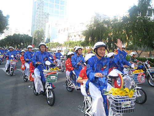 Công nhân tham gia lễ cưới tập thể năm 2013