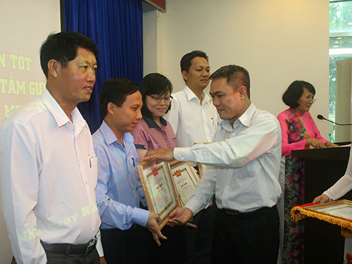 Đại diện Ban Dân vận Thành ủy tặng giấy khen cho các tập thể điển hình tại SAWACO