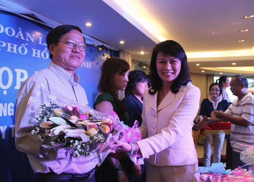 Bà Nguyễn Thị Thu, Chủ tịch LĐLĐ TP HCM, tặng hoa chúc mừng các cán bộ Công đoàn