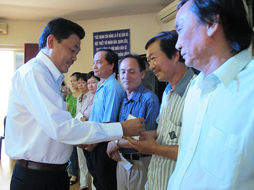 Ông Dương Văn Nhân, Chủ tịch LĐLĐ quận 11, trao quà cho CNVC-LĐ khó khăn