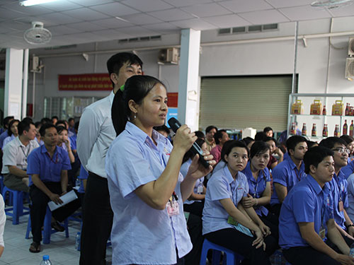Công nhân phát biểu tại hội nghị người lao động