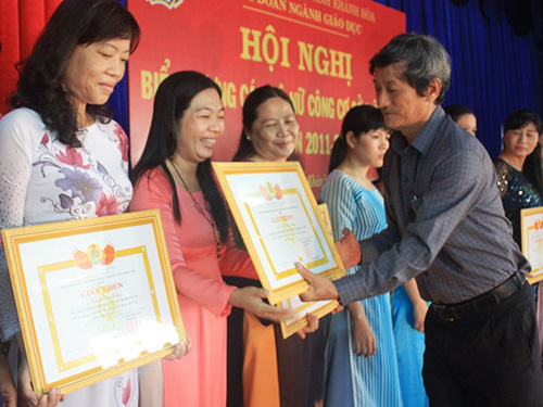Ông Nguyễn Văn Hài, Phó Chủ tịch LĐLĐ tỉnh Khánh Hòa, trao bằng khen cho cán bộ nữ công tiêu biểu