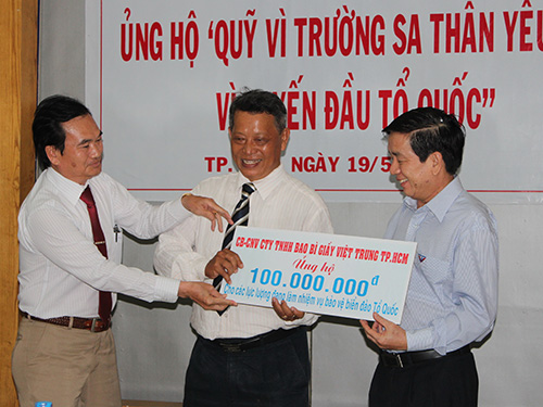 Ông Đỗ Thanh Hùng, Chủ tịch Hội đồng Thành viên, Tổng Giám đốc Công ty TNHH bao bì giấy Việt Trung (bìa trái), trao tiền ủng hộ cho “Quỹ vì Trường Sa thân yêu - Vì tuyến đầu Tổ quốc”