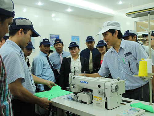 Cán bộ Liên hiệp Công đoàn Campuchia tham quan, học tập kinh nghiệm tại Công ty Juki