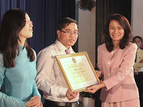 Bà Nguyễn Thị Thu, Chủ tịch LĐLĐ TP HCM, trao bằng khen cho các đội đạt thành tích tốt trong hội thi “Vinh quang Công đoàn Việt Nam”Ảnh: THANH NGA