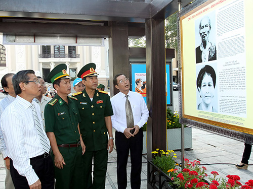 Đại biểu TP HCM tham quan triển lãm “Chủ tịch Hồ Chí Minh sống mãi trong lòng dân tộc Việt Nam”
