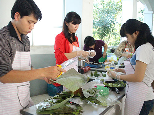 Các thí sinh trong phần thi khéo tay làm bánh