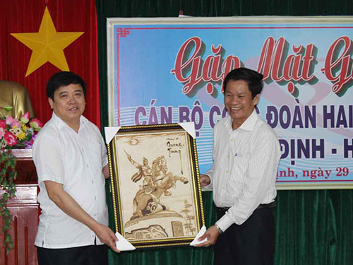 Lãnh đạo LĐLĐ 2 tỉnh Bình Định và Hà Tĩnh trao quà lưu niệm