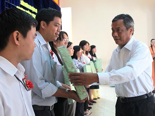 Ông Nguyễn Thành Chung - Phó Bí thư Quận ủy, Chủ tịch UBND quận 8 - tặng hoa cho các đảng viên tiêu biểu