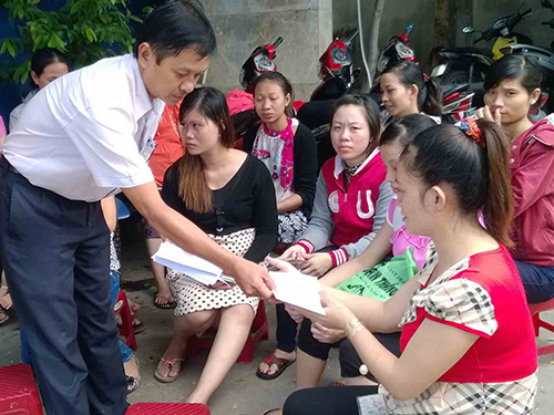 Ông Trần Văn Triều, Phó Chủ tịch LĐLĐ quận 12, trao quà cho công nhân