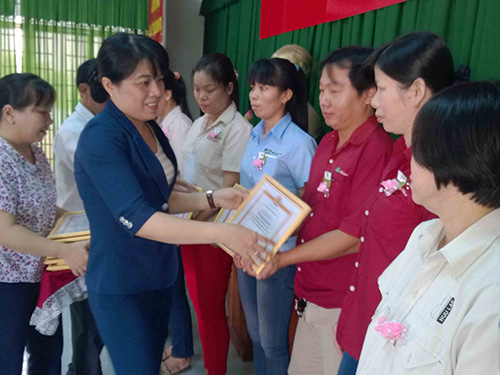 Bà Nguyễn Trần Phượng Trân, Phó Chủ tịch LĐLĐ TP, trao bằng khen cho các cá nhân tiêu biểu. Ảnh: MAI CHI