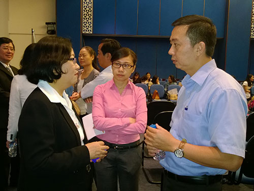 Bà Trần Thị Thanh Mai, nguyên Chánh Tòa Lao động TAND TP (bìa trái), trao đổi với các đại biểu bên lề hội thảo