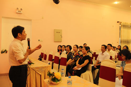 Ông Nguyễn Hiệp Trí, Phòng Bình đẳng giới Sở Lao động - Thương binh và Xã hội TP HCM, tuyên truyền về bình đẳng giới cho cán bộ Công đoàn