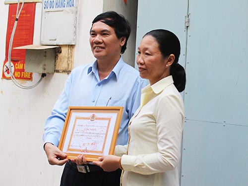 Ông Nguyễn Tiến Dũng, Chủ tịch Công đoàn Tổng Công ty Nông nghiệp Sài Gòn, trao bằng khen của LĐLĐ TP HCM cho đại diện công ty