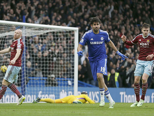 Diego Costa (19) sau pha nâng tỉ số 2-0 cho Chelsea Ảnh: REUTERS